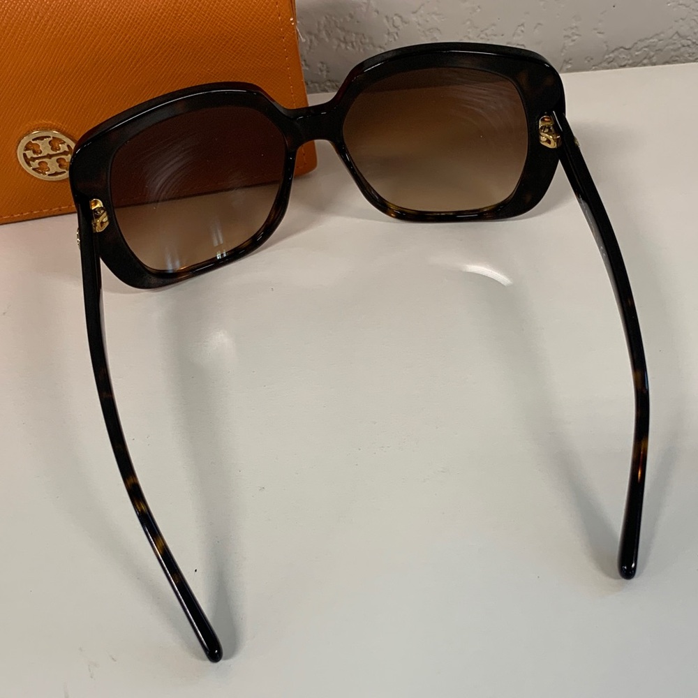 Tory Burch Black Frame Sunglasses with Orange Logo Case - Picture 3 of 13